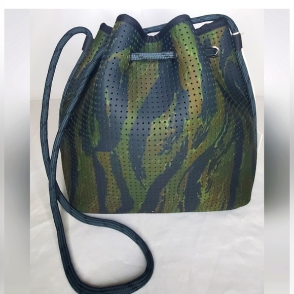 Chuchka NWT Becki Bucket Bag- Camo Neoprene Bag In Lightweight From Australia - Picture 2 of 14